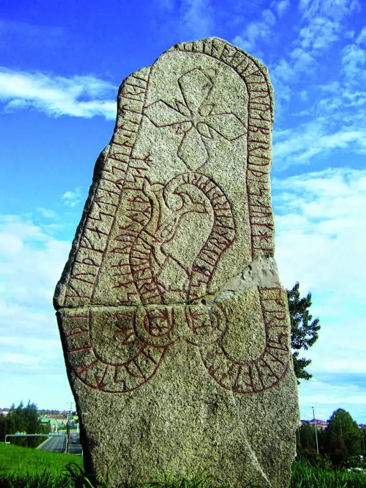 Zhruba metr a půl vysoký runový kámen na ostrově Frösön