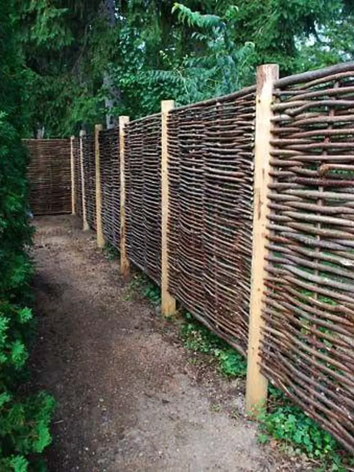 Podomácku vyrobený plot z proutí