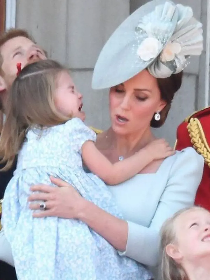 Kate nakonec vzala plačící princeznu do náručí.