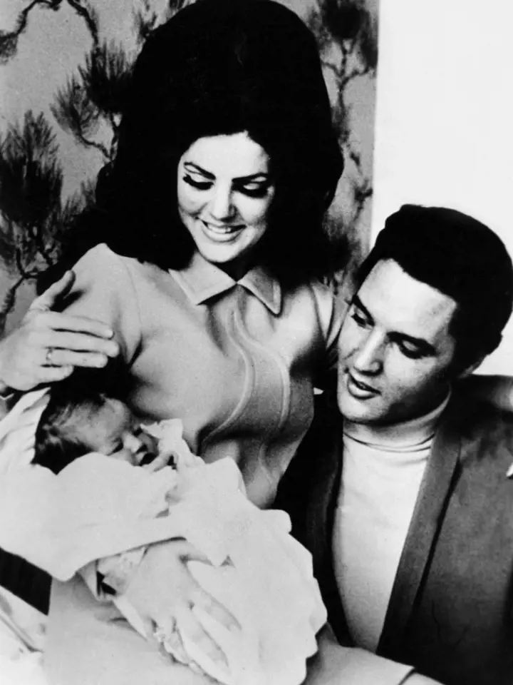 Elvis Presley s dcerou Lisou Marií po narození.