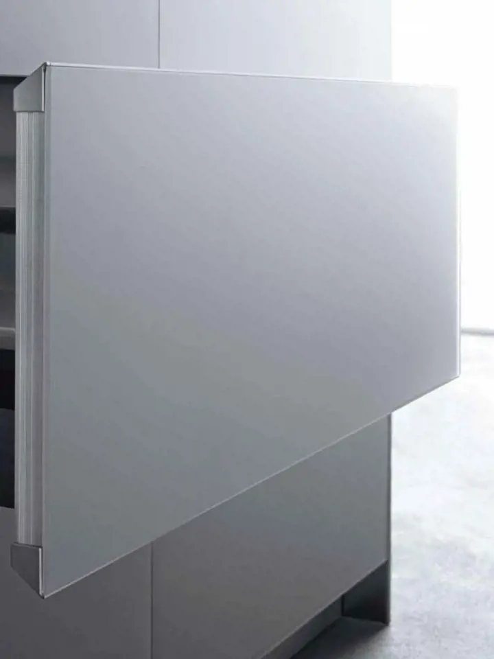 Detail bezúchytové skříňky při pohledu zepředu a z profilu (kuchyně Vetronica)