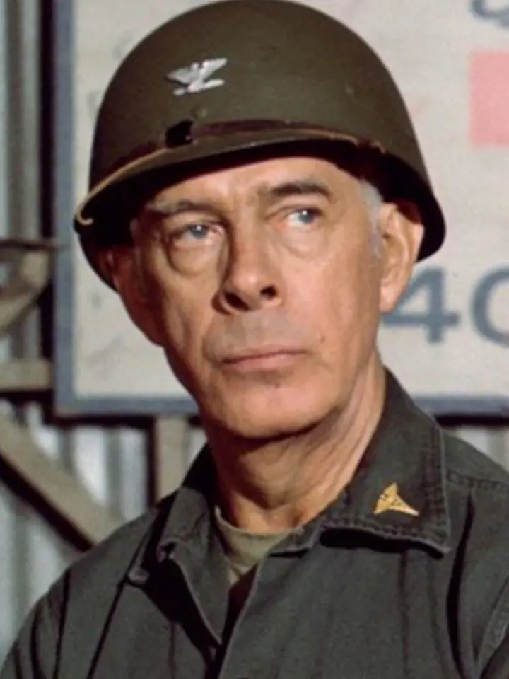 Harry Morgan: Coby plukovník Sherman Potter nastoupil do již rozjetého seriálů v 75. díle. Nahradil velícího důstojníka Henryho Blakea, který je v 72. díle při návratu domů sestřelen nad Japonským mořem.