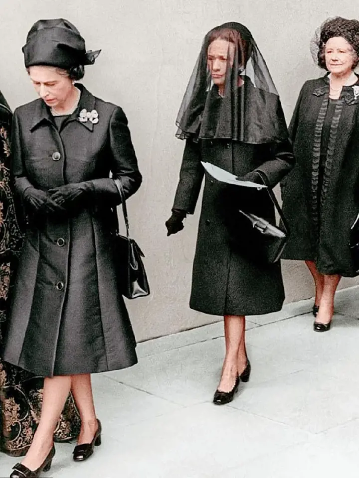 Wallis Simpson na pohřbu svého muže. Před ní královna Alžběta II., za ní královna matka.