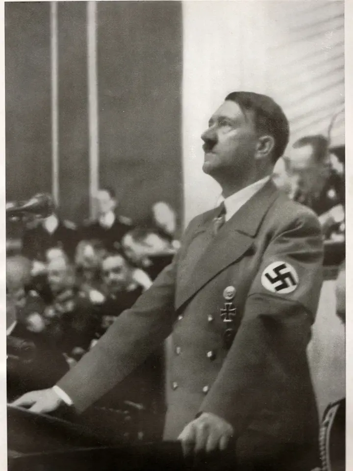 Adolf Hitler chtěl mít vedle sebe hloupou ženu, která mu nebude mluvit do politiky.