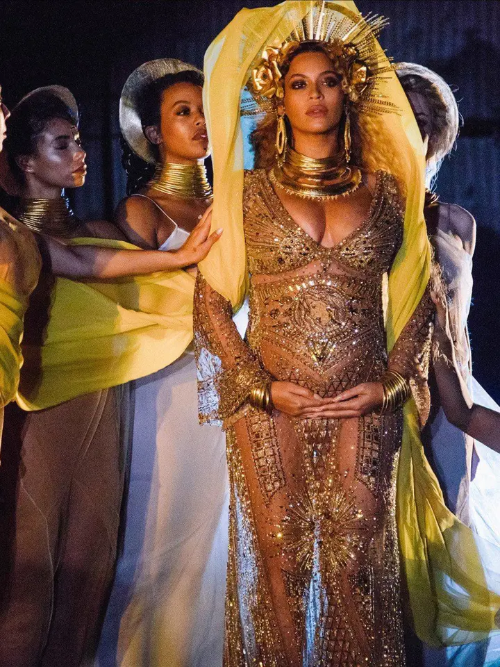 Beyoncé při vystoupení na cenách Grammy v Los Angeles 12. 2. 2017