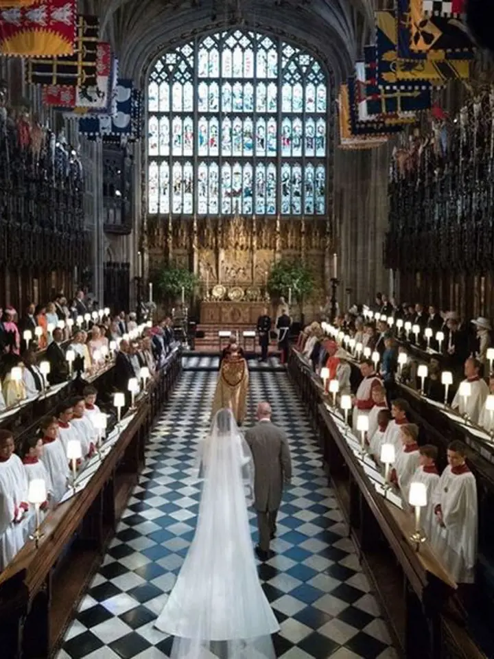Princ Charles vede svou nastávající snachu k oltáři. Otec Meghan se nemohl svatby ze zdravotních důvodů zúčastnit.