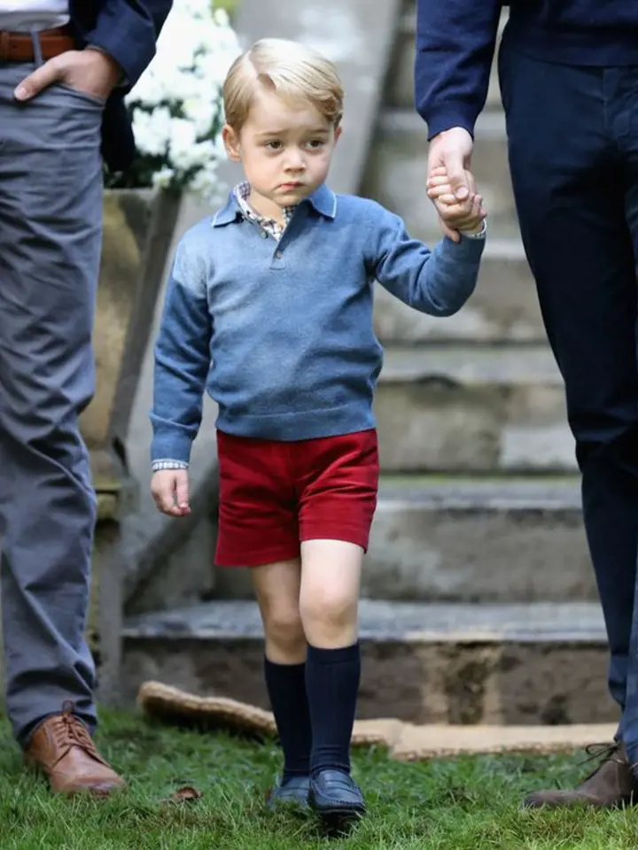 Princ George je zvídavý a všetečný kluk.