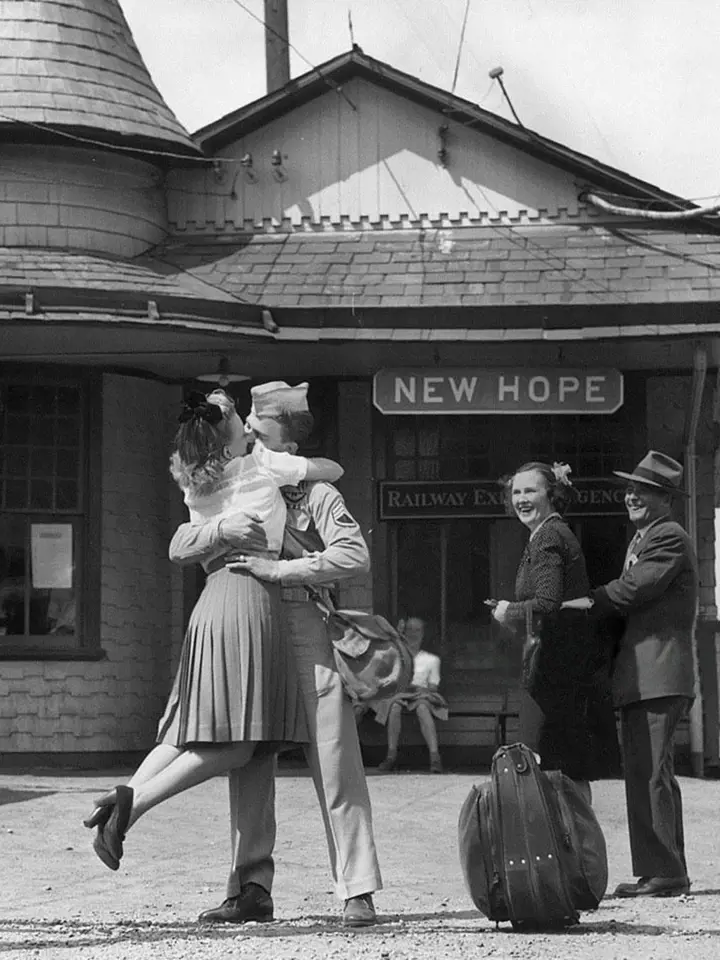 4. Mladá žena v objetí se svým přítelem, který narukoval do války, nádraží v Connecticutu, 1945