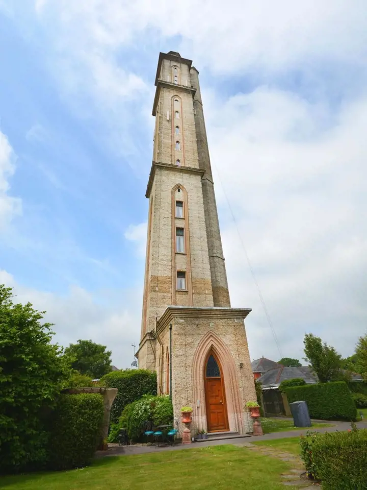 66 metrů vysoká věž z roku 1879 v britském Lymingtonu nabízí velmi netradiční bydlení. Pokud milujete výšky, sáhněte do kapsy, tento historický skvost je na prodej.