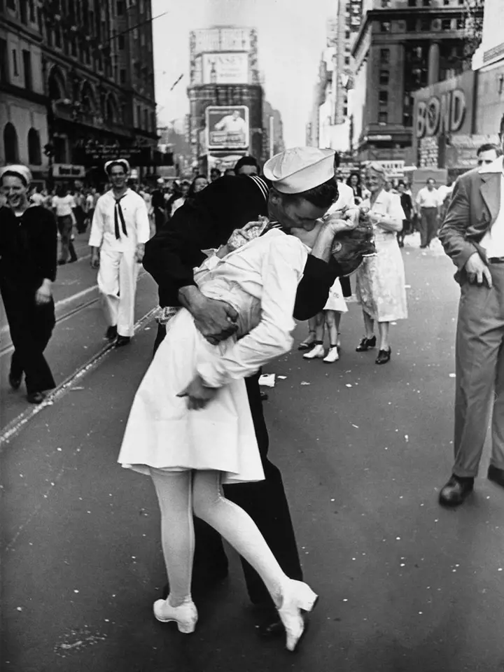 3. Námořník líbající zdravotní sestřičku, New York – Times Square. Tato fotografie se stala symbolem konce 2. světové války, 1945