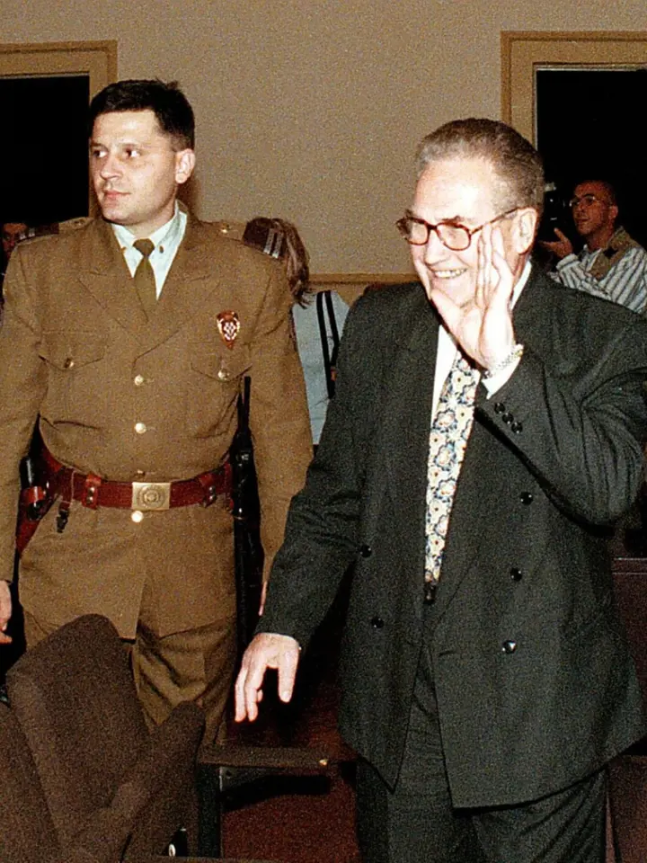 Usvědčení jednoho ze dvou velitelů Dinka Šakiće v roce 1999