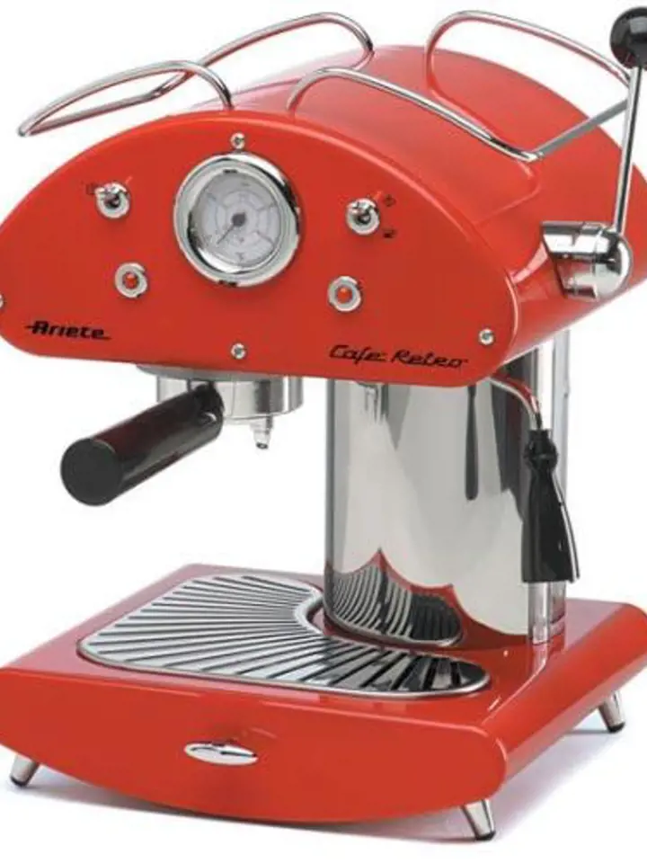 Skvělým doplňkem do retro kuchyně je kávovar, který je však stejně výkonný jako moderní přístroje. Funguje na kapsle i na mletou kávu.