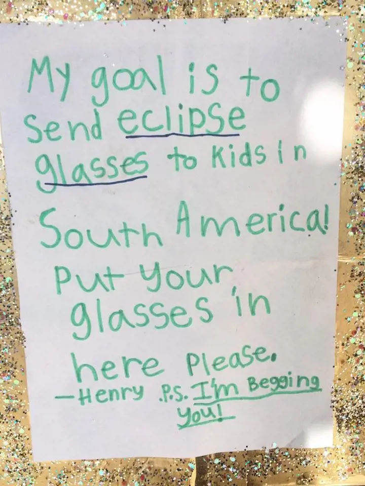 Tento dopis připevnil na několika místech okolo svého domu, žádal o použité sluneční brýle pro děti v jižní Americe, aby mohly sledovat zatmění Slunce.