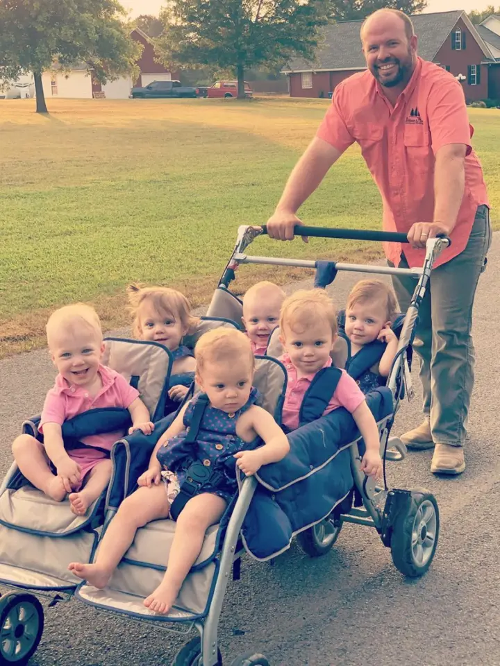 Courtney a Eric mají devět dětí. Jsou v jednom kole, ale jsou šťastní za zdraví všech přírůstků.