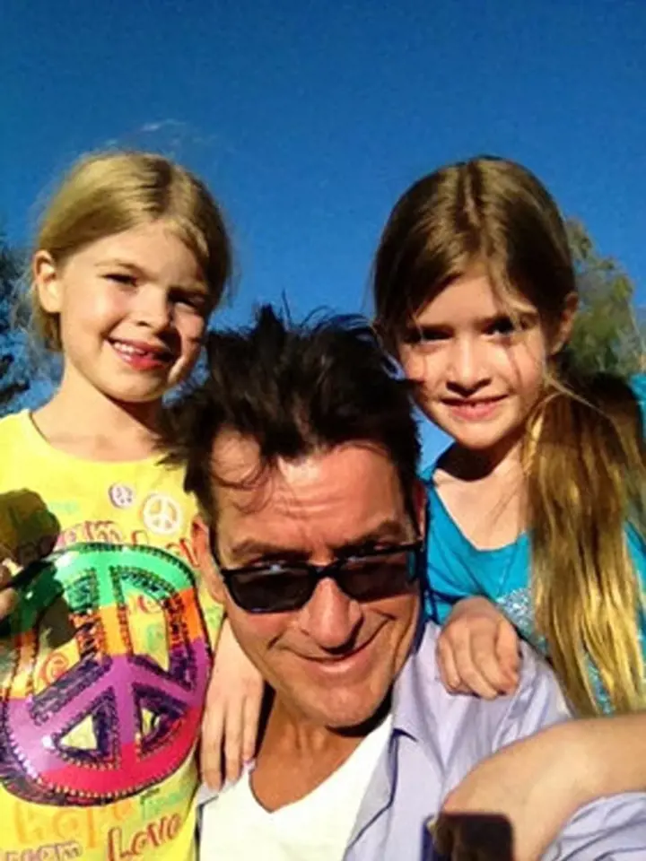 Charlie Sheen se svými dcerami