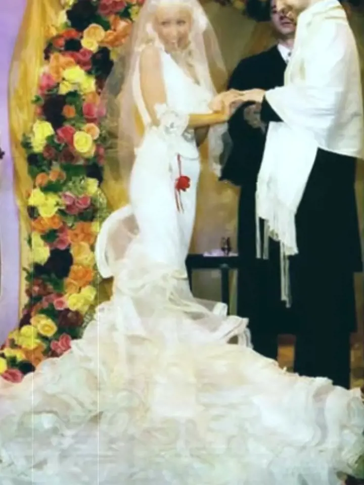 Christina Aguilera si brala Jordana Bratmana v bílých šatech se záplavou volánků, v nichž skoro nemohla chodit.