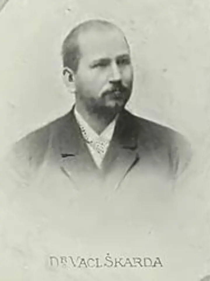 Významným spolupracovníkem a stoupencem Josefa Kaizla v mladočeské straně byl Václav Škarda, od roku 1897 výkonný tajemník partaje.