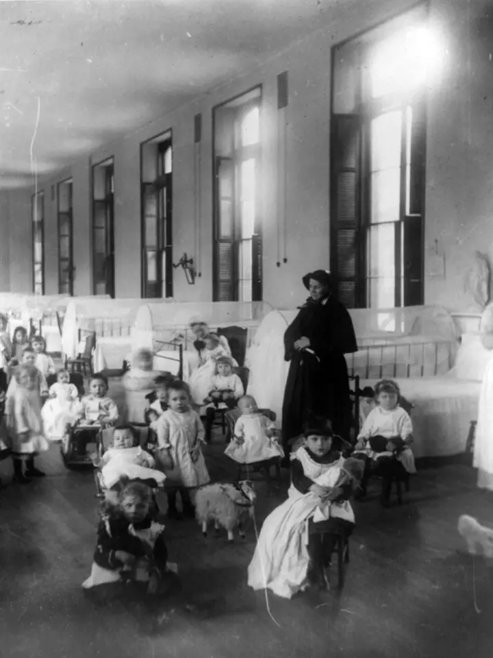 Dohled nad sirotčinci byl zaveden až v roce 1912.