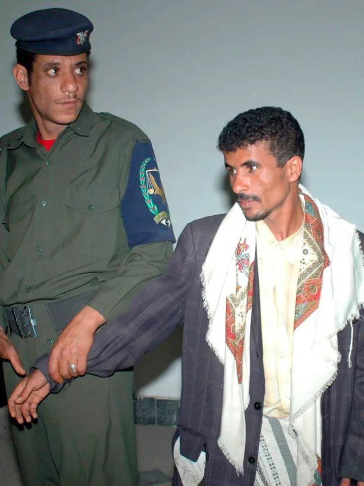 Jemenský voják přivádí k soudu třicetiletého manžela Nujood Faez Ali Thamera.