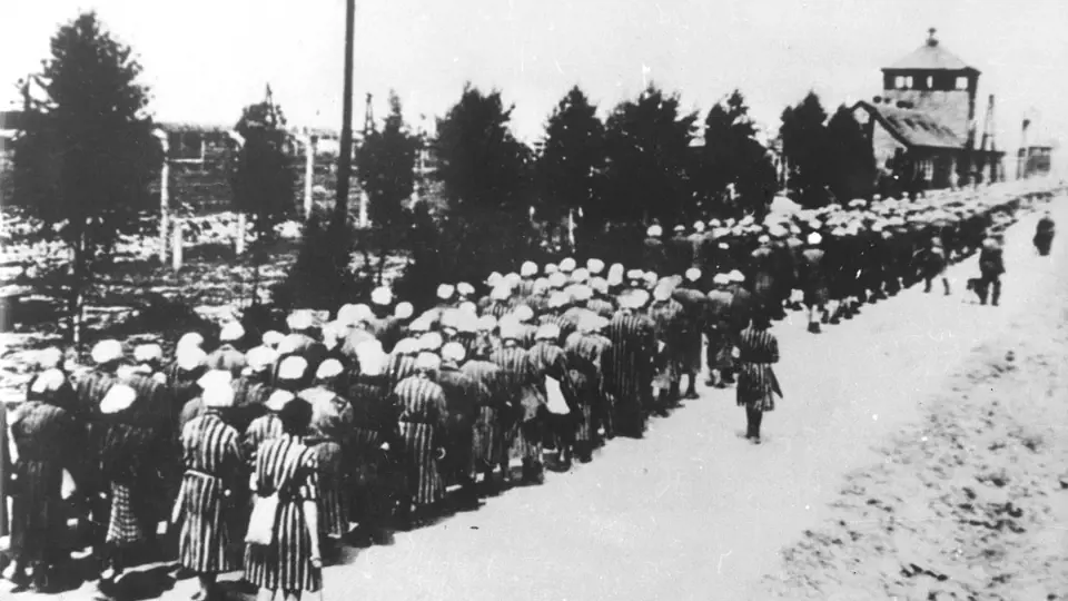 Vězeňkyně při návratu z nucených prací, koncentrační tábor Ravensbrück.