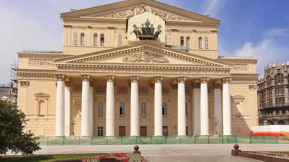Velké divadlo v Moskvě neboli Bolšoj těatr je domovskou scénou nejstaršího baletního souboru, tzv. Velkého baletu, jehož historie sahá až do roku 1773.