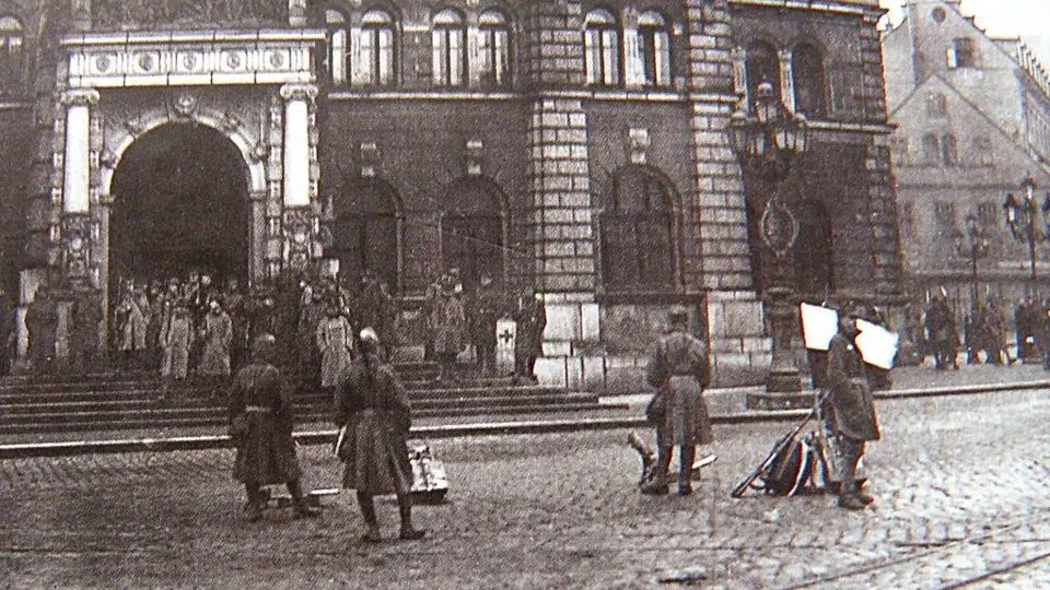 NIKDO NEJÁSAL. Obsazování liberecké radnice se obešlo 28. října 1918 bez jásajících davů. Češi byli tehdy ve městě v menšině a Němci brali zrod Československa jako prohru.