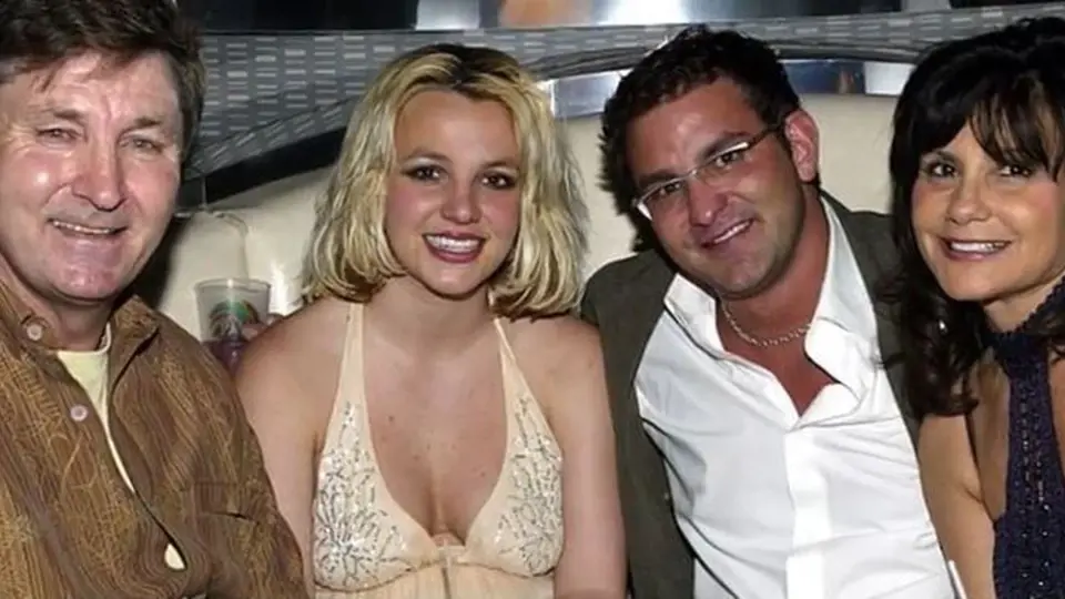 Britney Spears - Britney si také sáhla až na dno. V roce 2007 jí dokonce byli odebráni její dva synové, tak byla pro své okolí nebezpečná. Asi si pamatujete, jak si oholila hlavu, mlátila do aut paparrazzi fotografů deštníkem, opíjela s...
