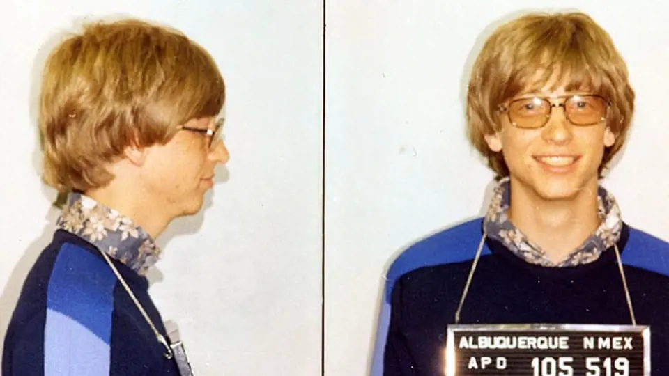 Policejní fotografie Billa Gatese z roku 1977 po spáchání dopravního přestupku v Novém Mexiku