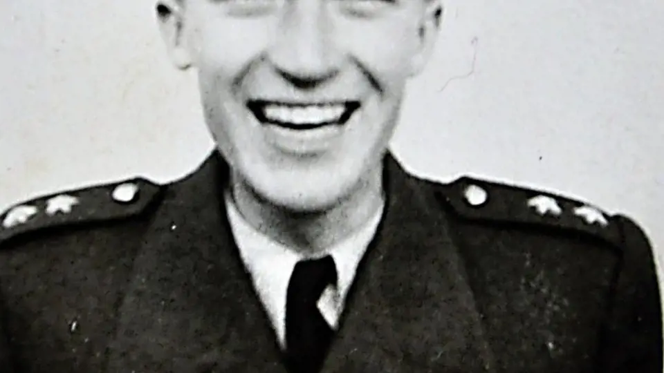 Antonín Zelenka v letecké uniformě. Uniformu hrdě nosil přesně do 9. dubna 1948, kdy ho za prorežimní činnost zatkli komunističtí agenti.