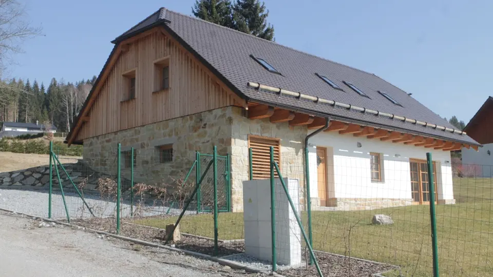 Jeden z nově budovaných domů ve Slupečné  pod lipenským vrchem Kramolín, kde se má zabydlet i jihočeský hejtman Jiří Zimola.