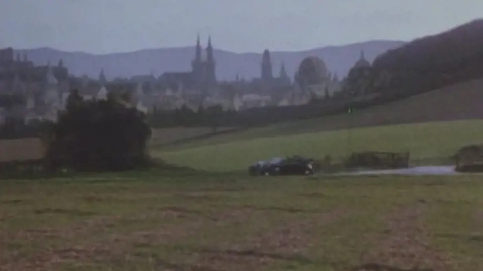 Atentát na louce s panoramatem Hradčan ve filmu Hitler's SS – Portrait in Evil (1985)
