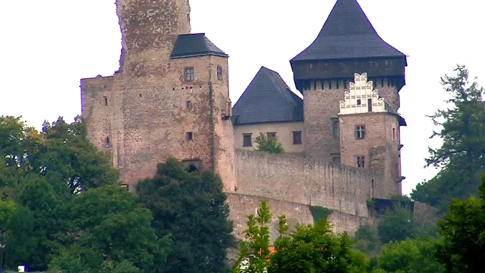 Obec Lipnice s výraznou dominantou hradu.