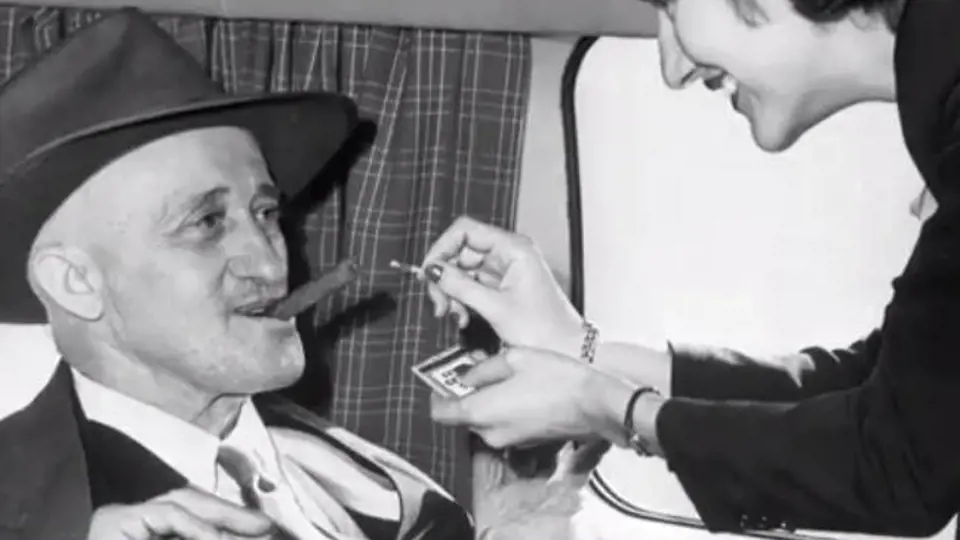 Kuřácká letadla - v minulosti měli kuřáci na růžích ustláno. Letecké společnosti dokonce přišli se speciálními kuřáckými letadly. Kouřit se v nich mohlo jak bylo libo a ještě kuřákům cigaretku připalovaly letušky.
