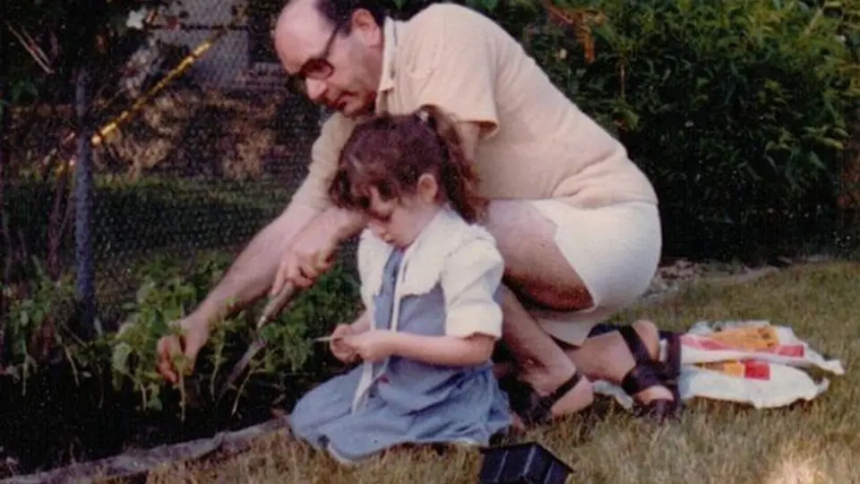 Mahtob na archivním snímku s otcem