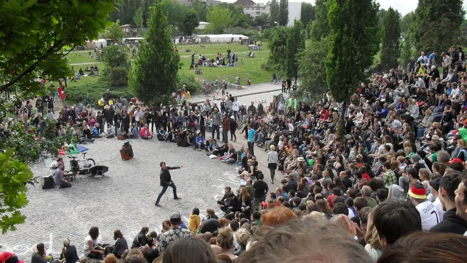 Karaoke na otevřené scéně v berlínském Mauerparku