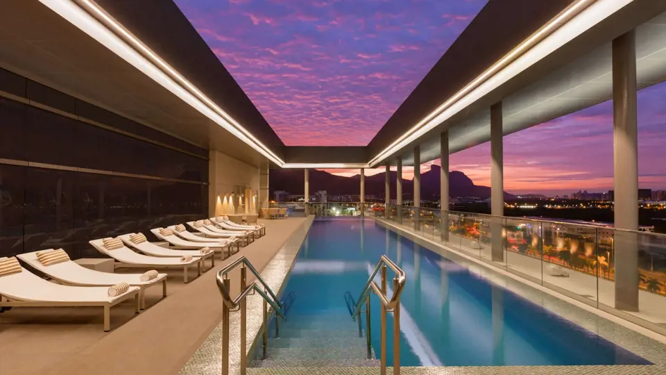 Nejvýše hodnocený hotel Hilton Barra se honosí střešním bazénem.