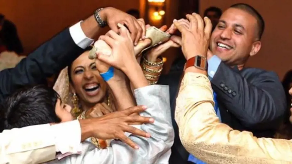 7. V Indii svatebčané kradou boty novomanželům. A tak po celou dobu obřadu číhají příbuzní nevěsty na přibuzné ženicha a zase obráceně a navzájem se hlídají.