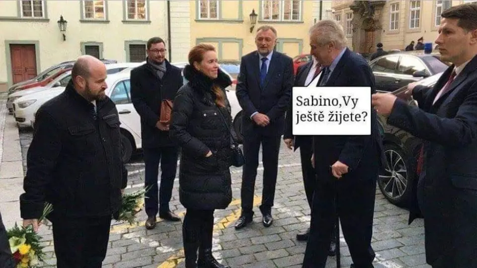 Znovu ožil i dávný mem namířený na Sabinu Slonkovou. Za objednávku její vraždy byl kdysi potrestán někdejší generální sekretář ministra zahraničí Karel Srba