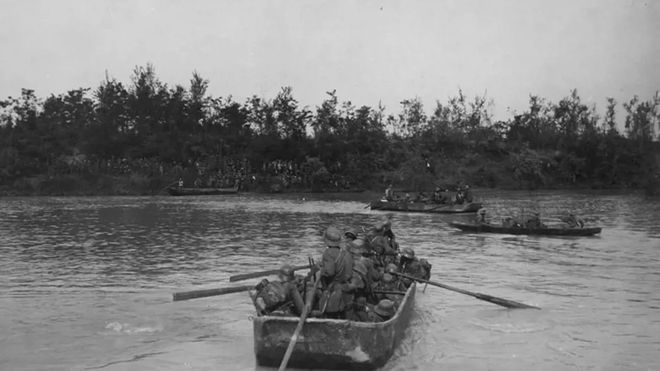 Zahájení ofenzívy – útočící jednotky se přepravují na druhý břeh na člunech, nebo překračují řeku po pontonových mostech.