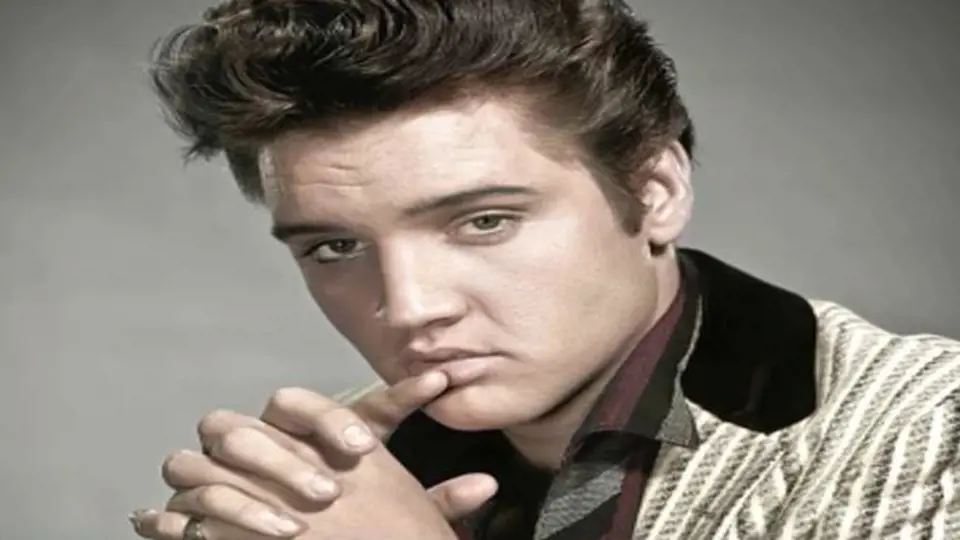 Elvis Presley - byl nalezen mrtvý 16. srpna 1977 ve své koupelně. Podle všeho došlo k zástavě srdce vinou požití drog.