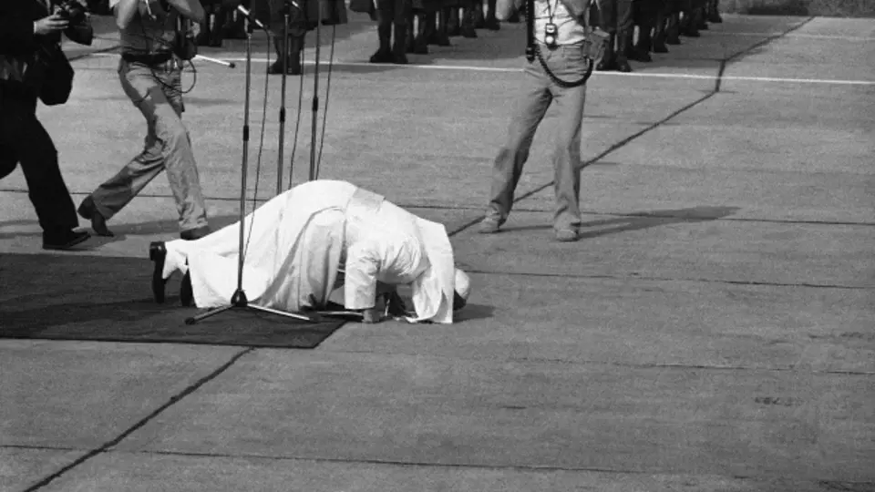 Typické gesto Jana Pavla II., které i parodovaly některé komedie