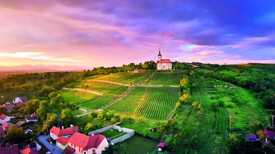 Malebné vesnice, sklípky, vinice a kostelíky můžete objevovat na známých i neznámých místech třeba jižní Moravy.