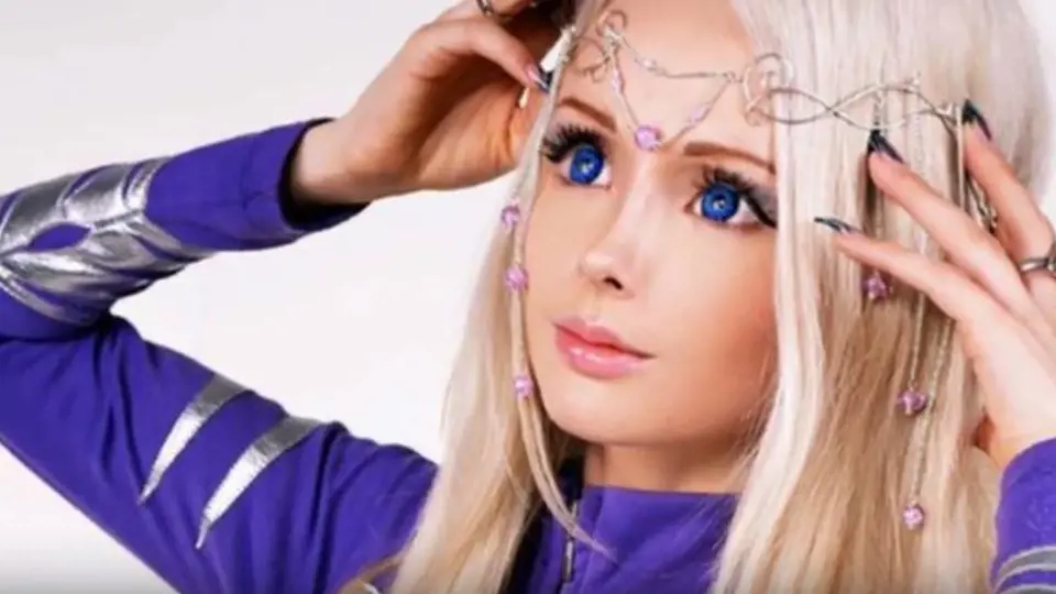 Valerie Lukyanová se líčením a podstoupenými plastikami snaží co nejvíce podobat panence Barbie.