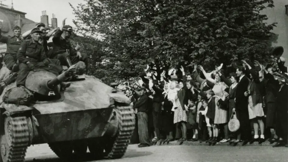Příbramští občané nadšeně vítají 9. května 1945 příslušníky protibolševických jednotek ROA gen. A. A. Vlasova z 3. pluku 1. divize, kteří zde svedli s německými vojsky několik ozbrojených střetnutí