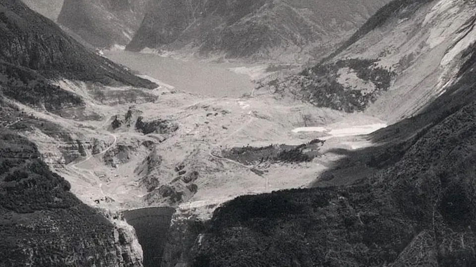 Letecký snímek přehrady Vajont krátce po katastrofě.