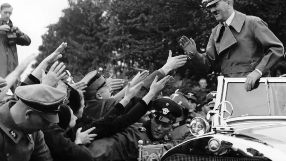 Sudetští Němci vítají Adolfa Hitlera, "spasitele" před Československem