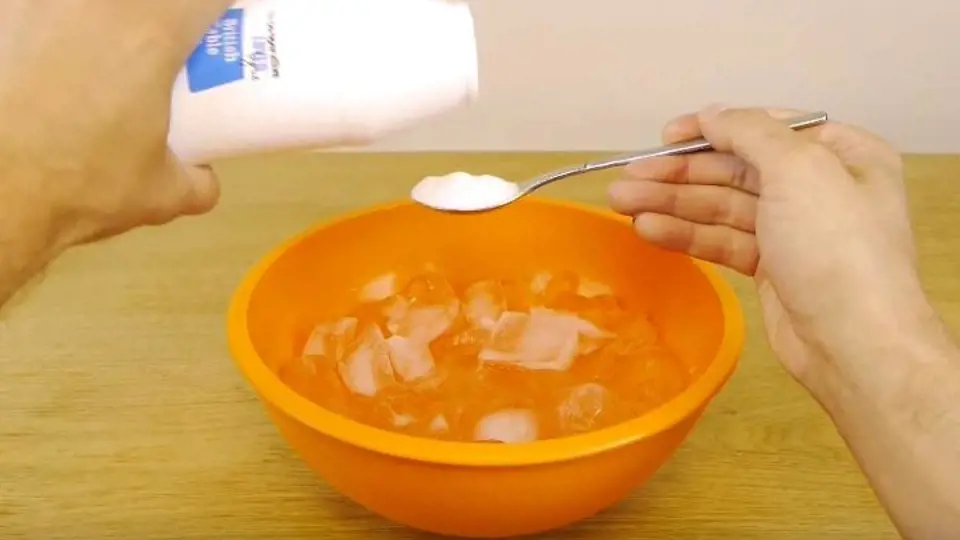 Do vody a ledu nasypte 2-3 lžíce soli. Reakce všech složek způsobí ochlazení nápoje. 