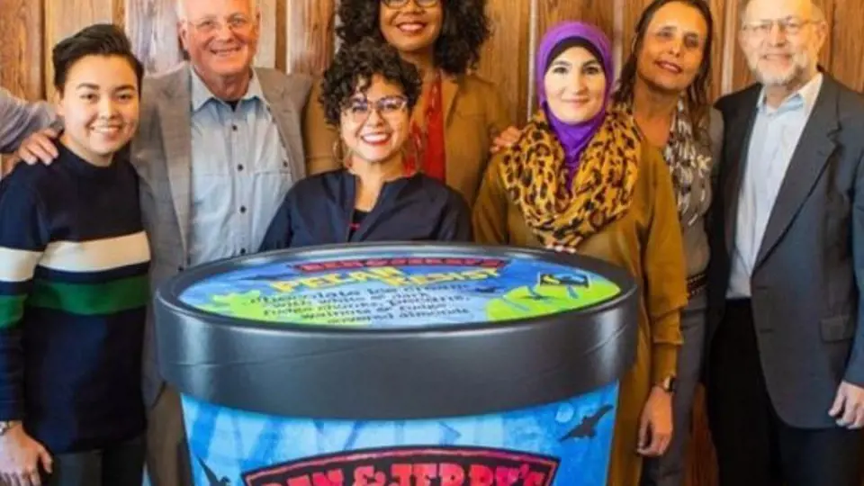 Linda Sarsourová s představiteli Ben & Jerry's a dalšími aktivisty