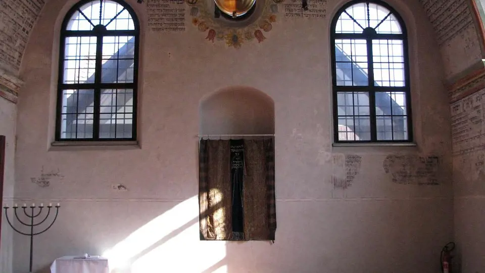 Oponu v Zadní synagoze, která zakrývá schránku na tóru, prohlásilo Ministerstvo kultury ČR za kulturní památku.
