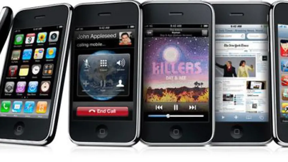 V létě 2008 pak přišel na světlo iPhone 3G, který o rok později následoval vylepšený 3GS (na snímku).